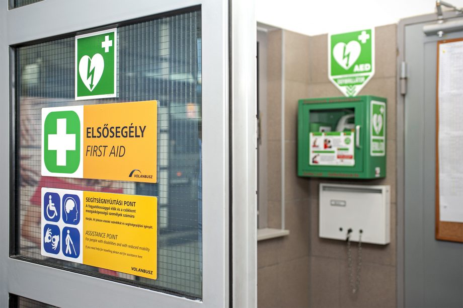 Négy defibrillátort szerzett be a Volánbusz 1 Volanbusz defibrillatorok 03 20201016