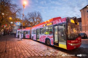 Mikulástroli gyűjti a cipősdobozba csomagolt ajándékokat Budapesten 1 Mikulastroli