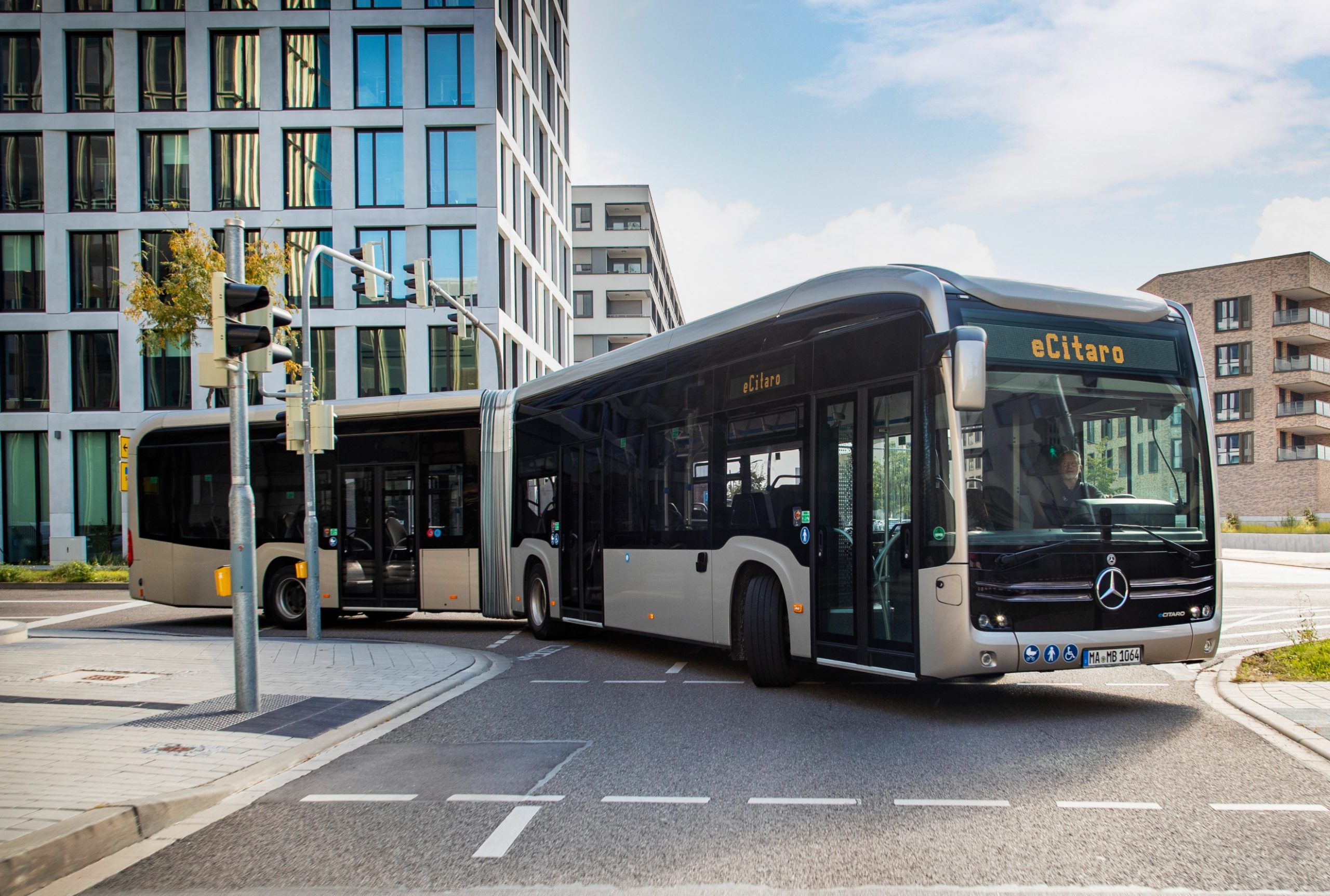 A jövő héten két csuklós ebuszt is tesztelnek Budapesten