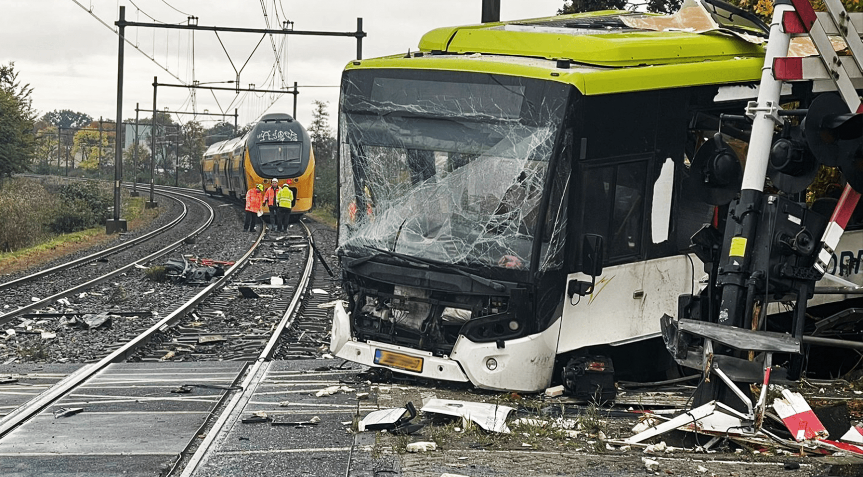 Emeletes motorvonat szakított ketté egy autóbuszt Hollandiában