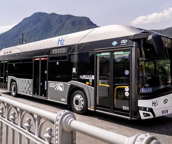 A hidrogénbuszok üzemeltetése több mint kétszer drágább, mint az akkumulátoros villanybuszoké